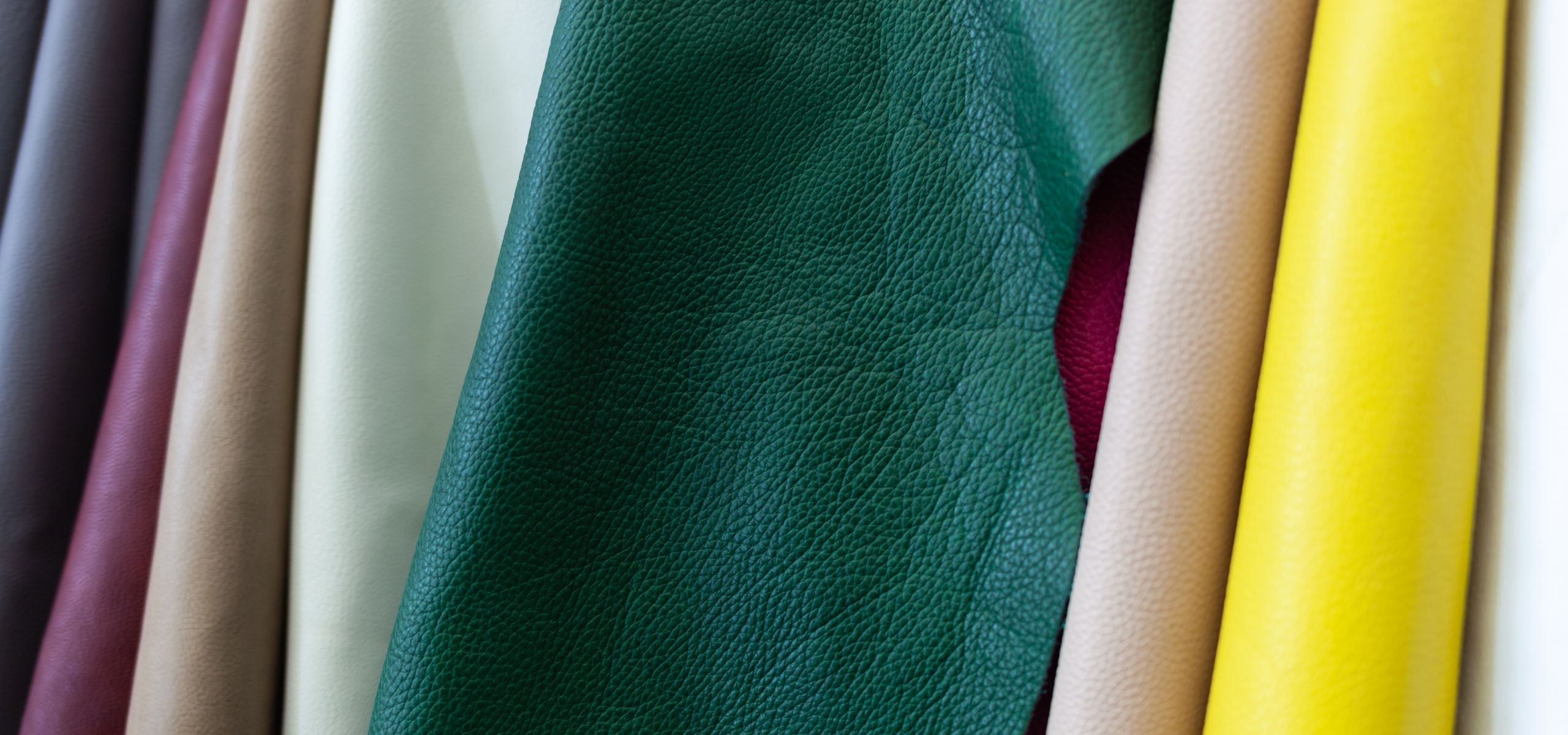 Polímeros para tratamiento y acabados del cuero